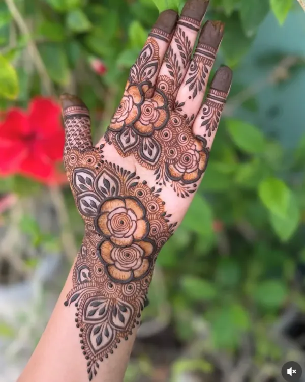 A beautiful and modern floral bail design, perfect for someone who wants an elegant but not-so-heavy look. This style is very popular for parties and festivals.