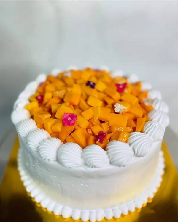 I'm completely obsessed with mangoes, and this Mango Vanilla Gateau is the result. It's piled high with fresh, organic Alphonso mangoes for the ultimate summer treat.
