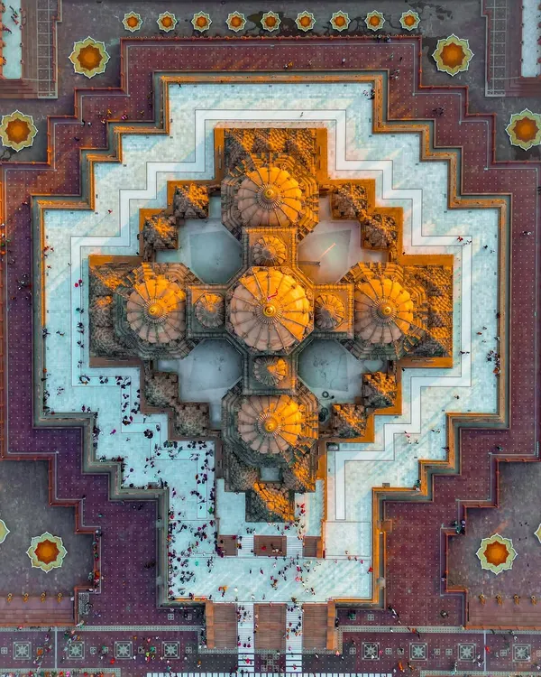 This top-down drone shot of Akshardham Temple in Delhi reveals its perfect, divine symmetry. Capturing this architectural marvel at sunrise highlights the intricate details and the peaceful energy of the complex, a perspective you can only get from the air.