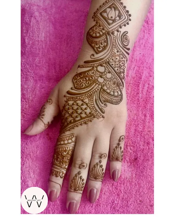 A simple and elegant Arabic design, perfect for a bridesmaid. It flows beautifully across the back of the hand.