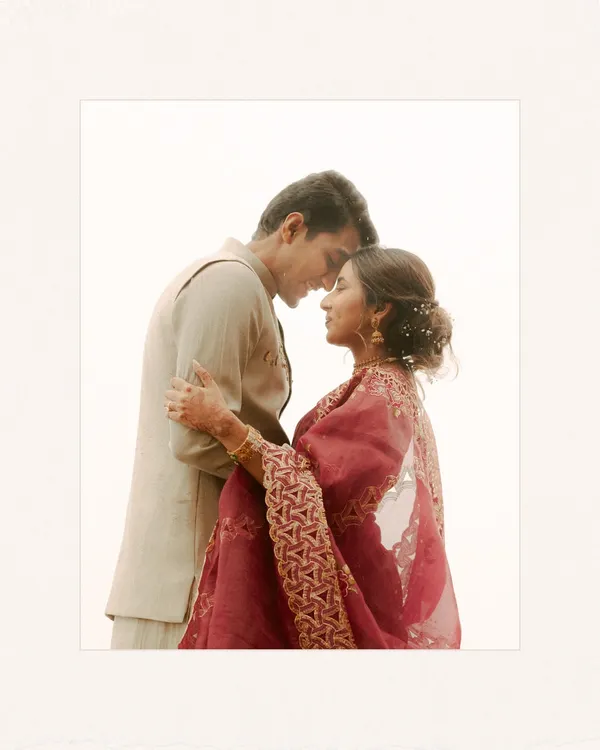 Framed in white, this portrait feels like a memory already preserved. I focus on the quiet moments of connection, like the space between a breath, where your love story is told without a single word. This is a timeless, fine art approach to wedding portraits.