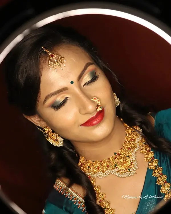 This is a complete festive look I created, perfect for any South Indian celebration. In my classes, I teach how to achieve this radiant finish, from the blended smokey eye with a hint of green to the classic red lip, ensuring your makeup looks flawless both in photos and in person.