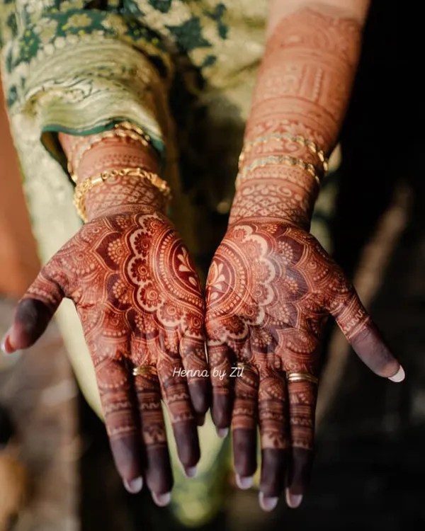This is the result I live for! A stunningly deep and dark bridal stain, photographed beautifully on the wedding day. This is what you get with high-quality, natural henna.