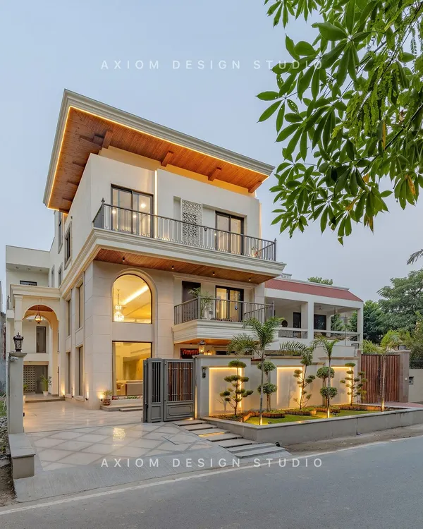 The transformation of this 20-year-old house into a modern neoclassical residence involved a complete structural and aesthetic overhaul. The new facade features grand arches, a balanced composition, and integrated lighting to create a timeless presence.