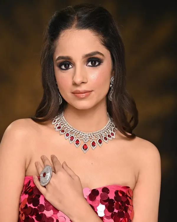 This is my signature black smokey eye, perfect for a bold editorial or a glamorous evening look. I focus on seamless blending and a sharp finish that looks incredible under studio lights, paired with a flawless skin base and a nude lip to keep the eyes as the main focus.