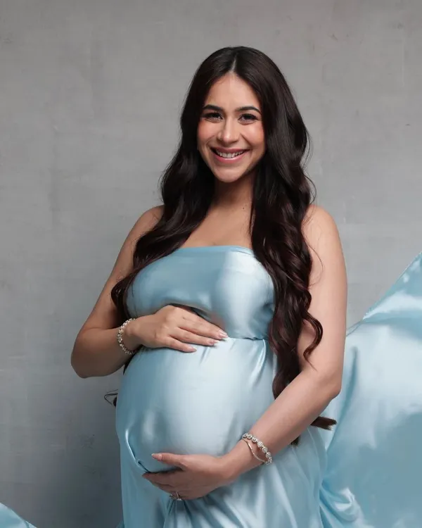 This mom to be is just a few weeks away from meeting her little one. For her maternity shoot, we went for the softest touch of everything and simple wavy hair, sticking to her brief of "soft and angelic."