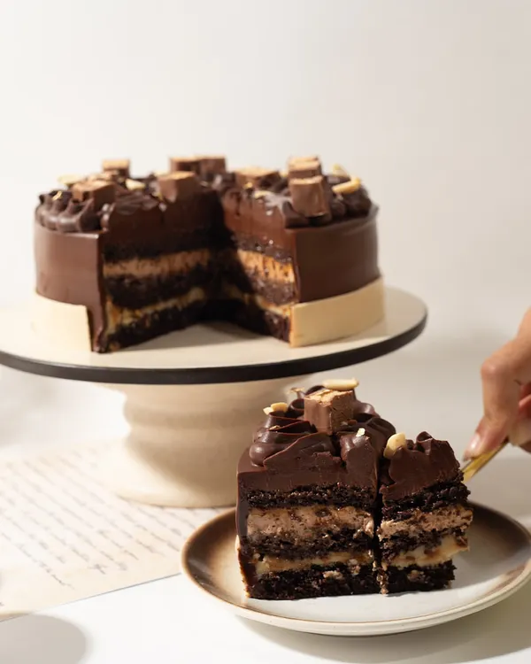 A slice of our Snickers Cake shows exactly what we're about: pure indulgence. We layer rich chocolate cake, gooey caramel, and roasted peanuts to create something truly extraordinary.