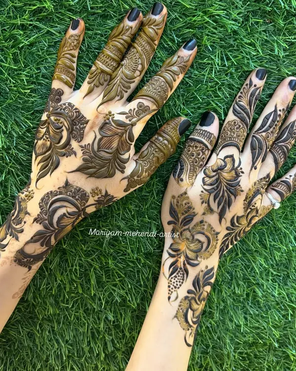 A beautiful floral Khafif pattern. This 3D design has a delicate, vine like flow that looks like jewelry on the hand.