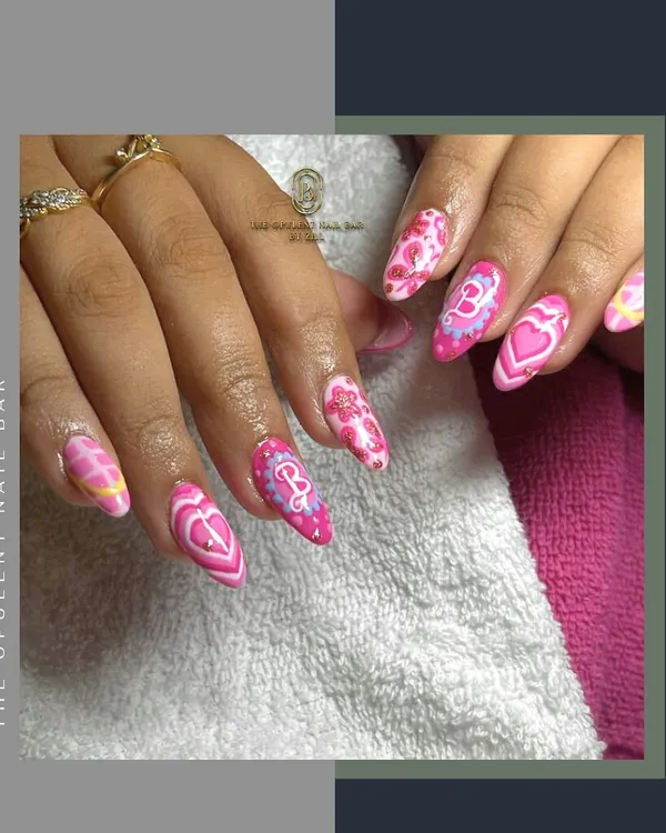 Come on Barbie, let's get our nails done. This set is for all the fans, featuring pink hearts, floral details, and the iconic 'B' initial for a playful and glamorous look.
