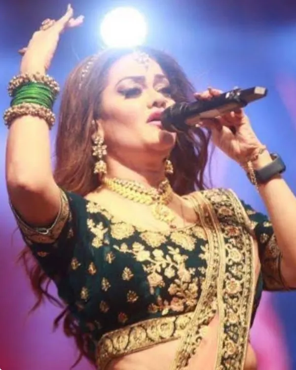 A powerful solo moment on stage. We dress to match the energy of the event, and this look with a heavily embroidered blouse and traditional jewelry was perfect for a grand wedding Sangeet.