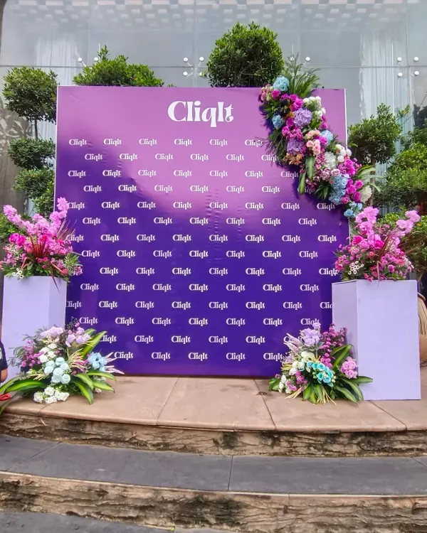 I created this professional backdrop for the brand Cliqit. Using high-quality flex printing ensures your company logo and colors are sharp and vibrant, making it a perfect photo opportunity for any corporate event.