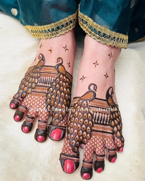 A bold and beautiful peacock design for the feet. The feathers wrap around the toes, creating a captivating look that's perfect for a bride.