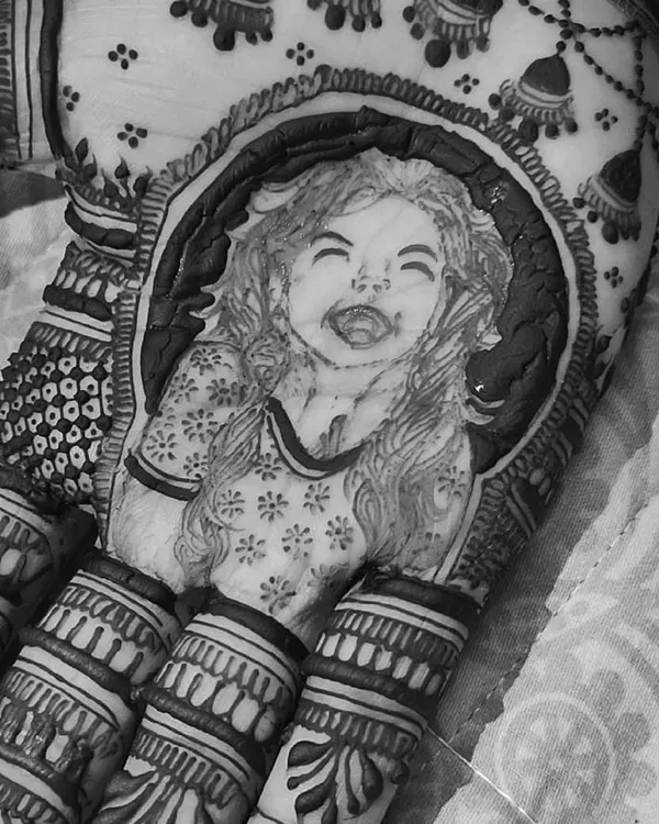 This close-up shows the detail involved in creating a portrait that truly captures a joyful expression. I teach shading and fine line techniques to bring these figures to life, making your bridal mehendi designs personal and unique.