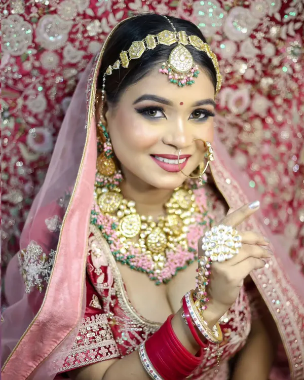 A radiant bride is a happy bride. This look showcases a flawless base, soft smokey eyes, and a beaming smile, created for a professional portfolio shoot. You will learn to master this classic pink and gold bridal aesthetic.