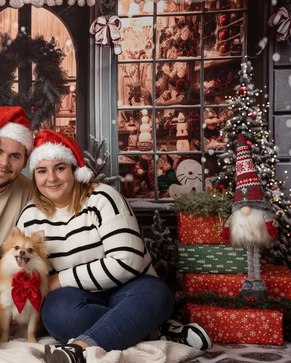 Christmas magic in Luxembourg! This happy couple and their fluffy Pomeranian are picture-perfect in our festive studio setup, complete with Santa hats and presents.