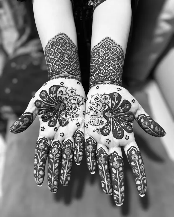 My love for peacocks never ends. This black and white photo highlights the bold lines and intricate feather details of this classic peacock mehandi design.