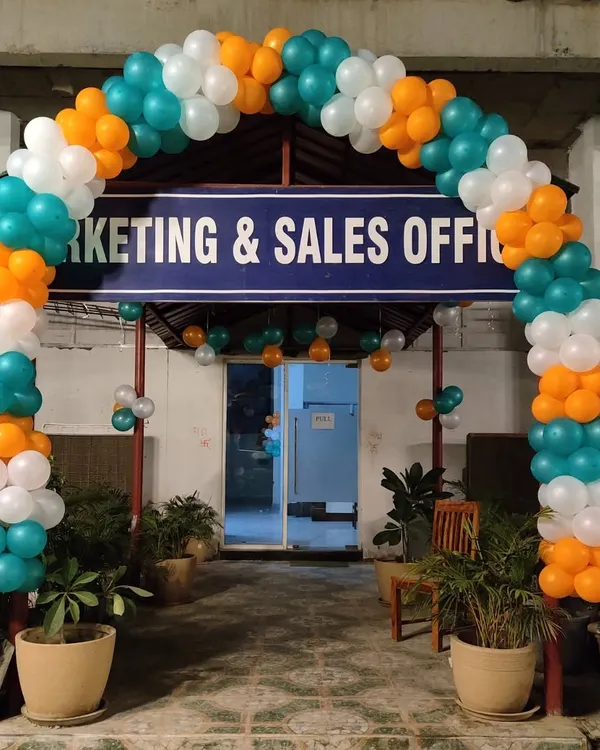 I created this full balloon arch for a Marketing and Sales Office opening. The tricolor theme provides a professional and festive look, perfect for making a strong first impression at a corporate event.