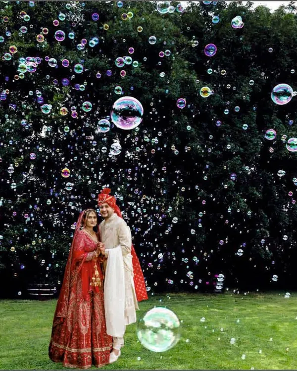 My bubble machines create a whimsical and dreamy atmosphere, perfect for outdoor weddings, first dances, or children's parties. The effect adds a touch of magic to your photos and delights guests of all ages.