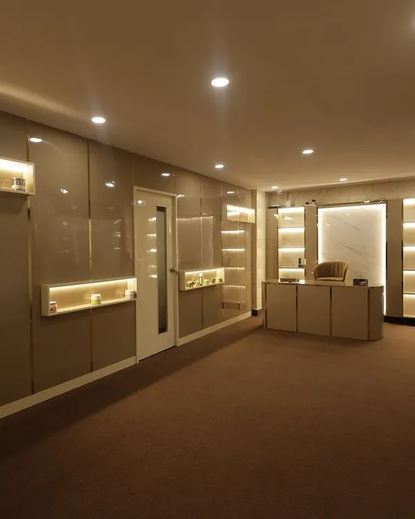 This is the main area of my studio, designed with modern lighting and clean lines to create a welcoming and high-end feel. This is the space where your professional journey begins each day.