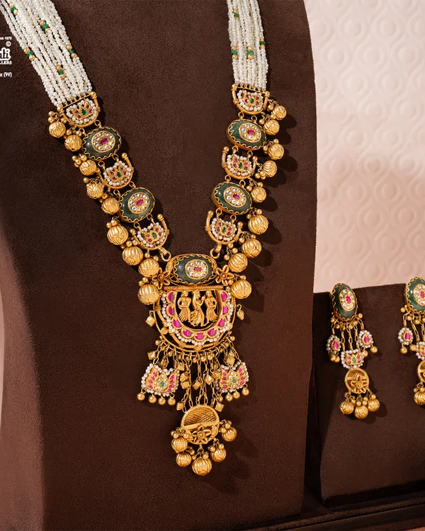 A closer look at the Rajnitya Haar, where each detail tells a story of artisanal dedication. The combination of Moti strands, intricate goldwork, and Meenakari accents makes this a treasure of generational pride.
