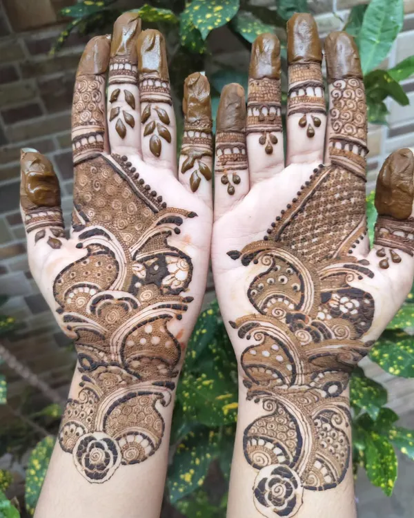 This is a beautiful example of a full-hand Arabic design created by one of my students. The pattern features bold, flowing paisley motifs that travel diagonally across the hands, with detailed work on the fingers.