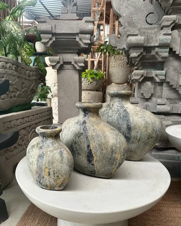 My restocked 'Cebol' tabletop planters are back by popular demand. Their small size and unique shape are perfect for shelves and side tables.