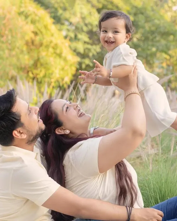 Flying high! The pure joy on this little one's face is what outdoor sessions are all about. The open space allows for so much fun and playful interaction.