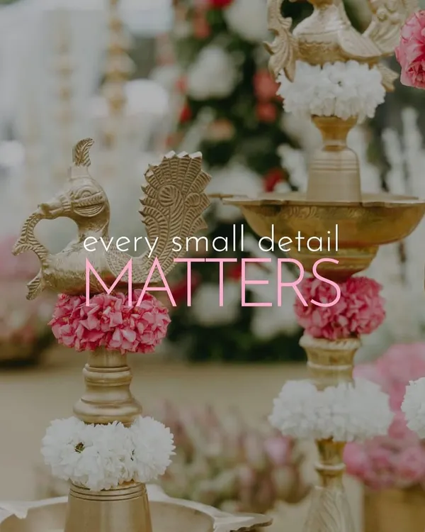 Every small detail matters. This photo highlights a traditional brass lamp adorned with fresh flowers, an element that adds a touch of heritage and warmth to the wedding decor.
