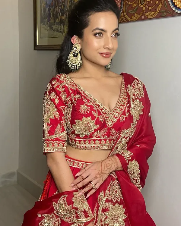 This is the essence of my work. For Tessa, it was all about skin that looks like skin. A touch of custom BB cream and minimal concealer let her natural radiance shine through, proving that less is truly more for a timeless bridal look.