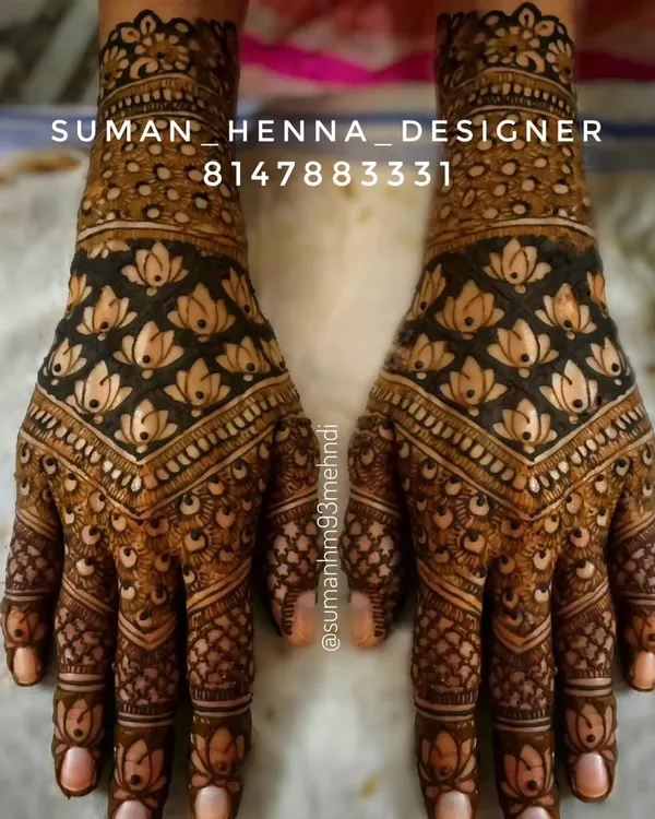 This design is inspired by the lotus, a symbol of new beginnings. The pattern creates a beautiful V shape on the back of the hands, filled with blooming lotuses for an elegant and meaningful design.