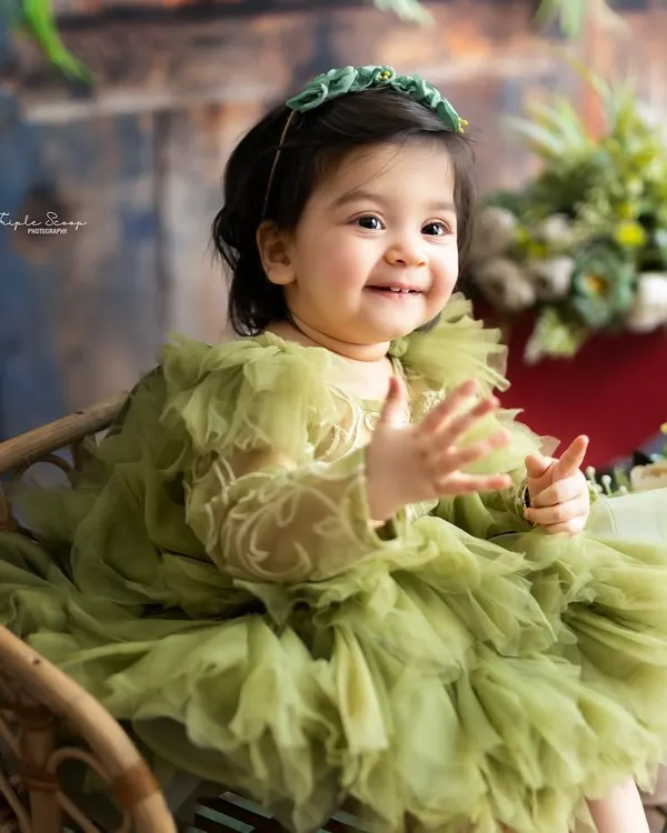 A happy wave from a sweet baby girl in her sitter session. This age is full of smiles and new discoveries, and I love capturing it all in my cozy studio.