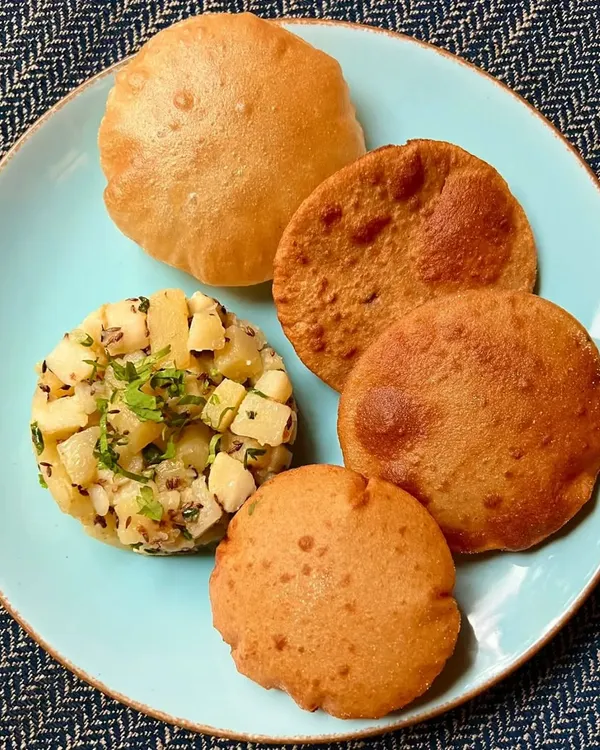 Savor the essence of the Shravan season with our Farali Puri Bhaji. Crispy puris are paired with a flavorful, spiced potato bhaji, perfect for fasting days.
