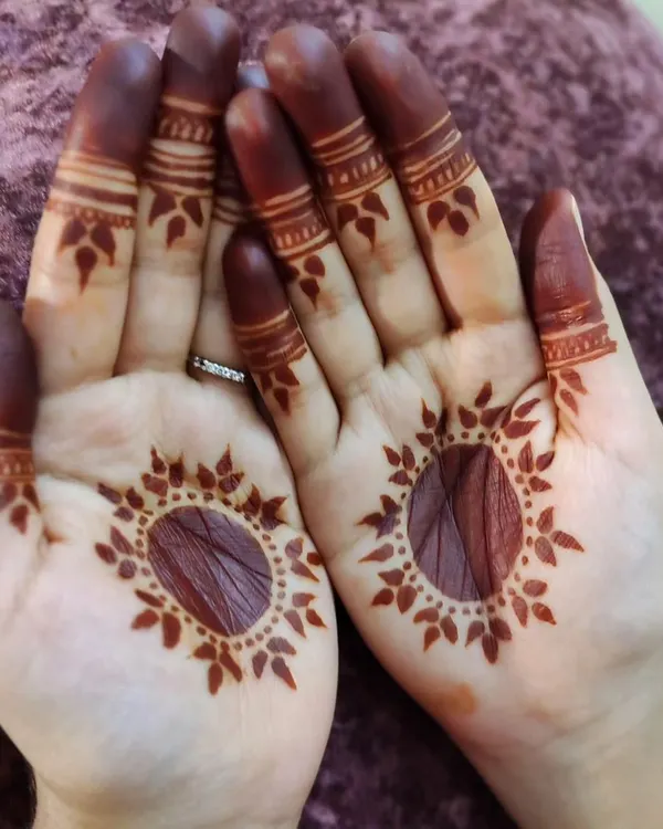 This is the result I always aim for. A simple gol tikki design with a super dark, rich stain, which I achieve using high quality henna and proper aftercare.