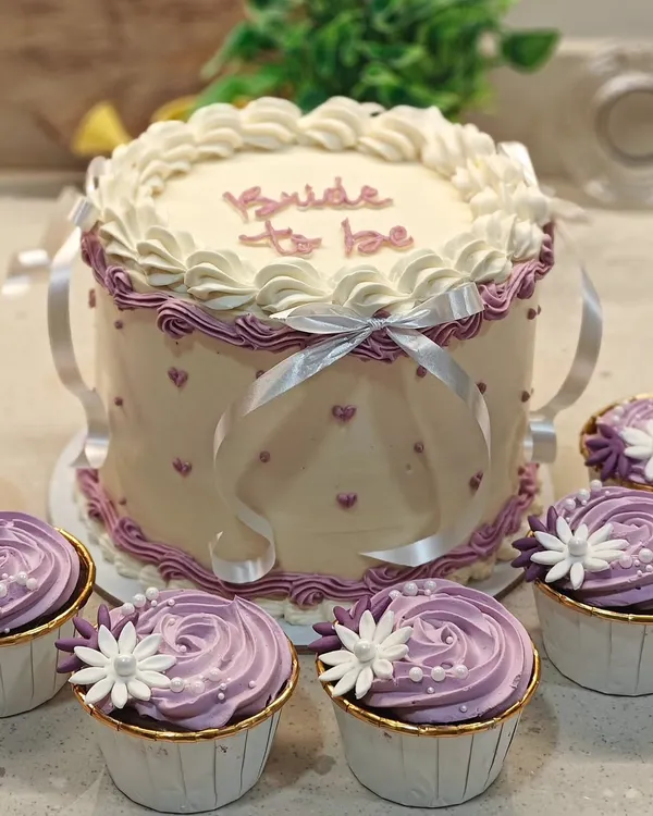 Here is the full view of the "Bride to be" cake and cupcake set. The main cake is a White Chocolate and Mixed Berries flavor, while the cupcakes are Dark Chocolate and Salted Caramel.