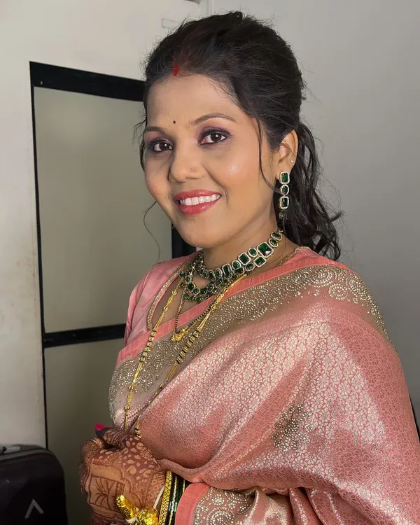 A beautiful reception look for my bride Urvashi. The makeup is soft yet defined, with a focus on glowing skin and elegant emerald jewellery.