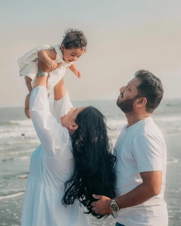 A perfect moment of joy between mother and baby against the backdrop of a beautiful Mumbai beach. This is what natural family photography is all about.