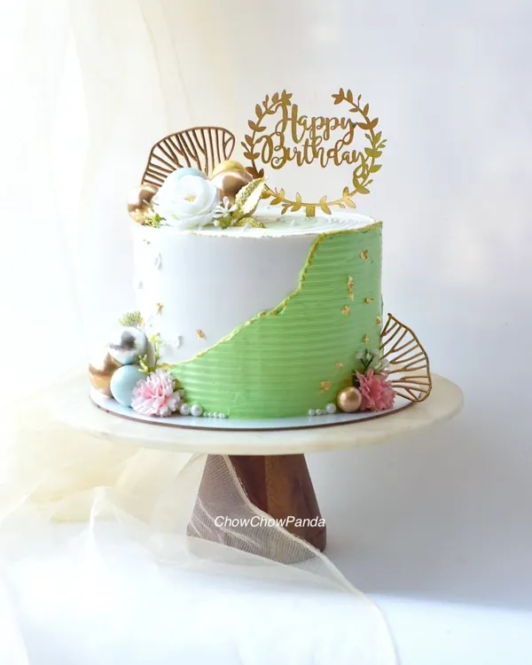 Another look at the modern fault line cake, showing the clean lines and the contrast between the textured green and smooth white buttercream.
