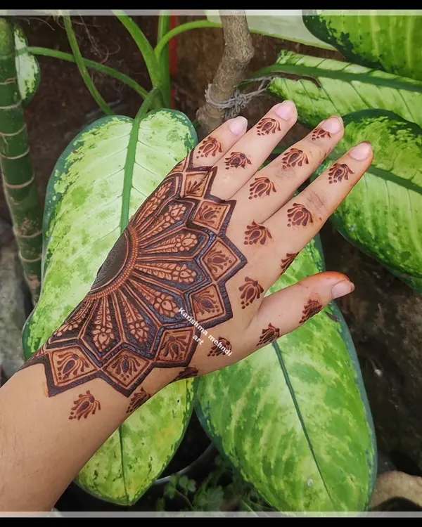 A beautiful and simple mandala design on the back of the hand. This style is perfect for guests who want an elegant and understated mehendi look.