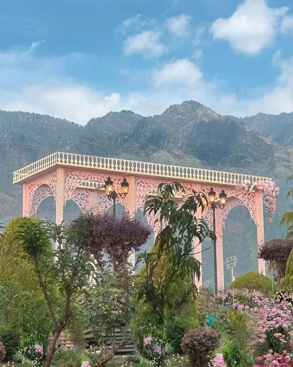For this event in Kashmir, I designed a beautiful pink arched structure that perfectly framed the majestic mountain range in the background. The natural beauty of the location became an integral part of the decor.