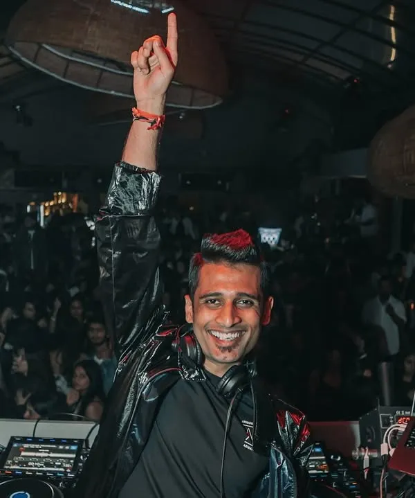 The energy at De'orra Chandigarh is always unmatched. A quick smile for the camera before diving back into a high-octane UK Punjabi and Bollywood set.