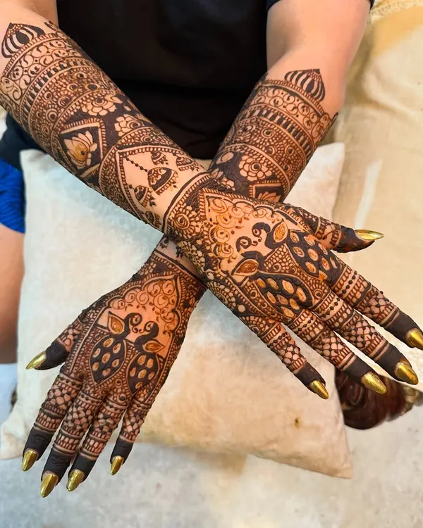 This is my signature style, where intricate details come together to create a breathtaking full-coverage design. I love incorporating classic peacock motifs and complex patterns that extend up the arm, perfect for any grand celebration.