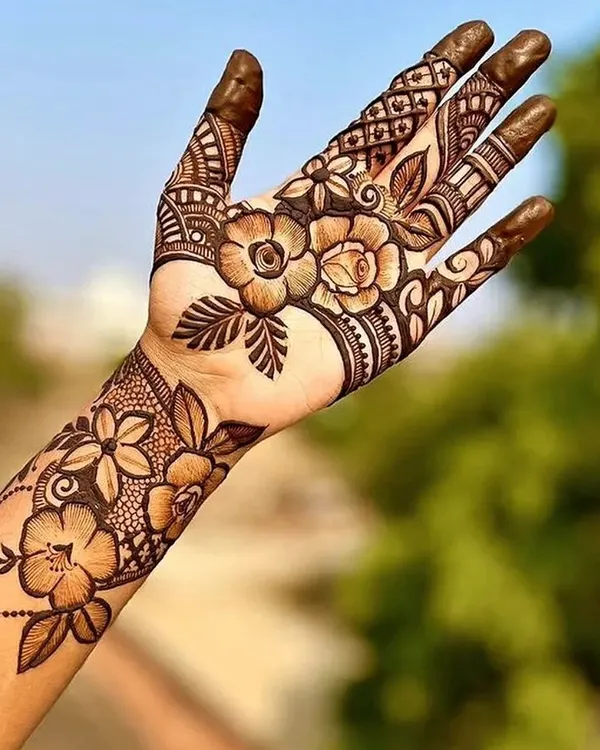 A gorgeous Arabic-style floral design that flows beautifully from the wrist to the fingers, perfect for an outdoor event.