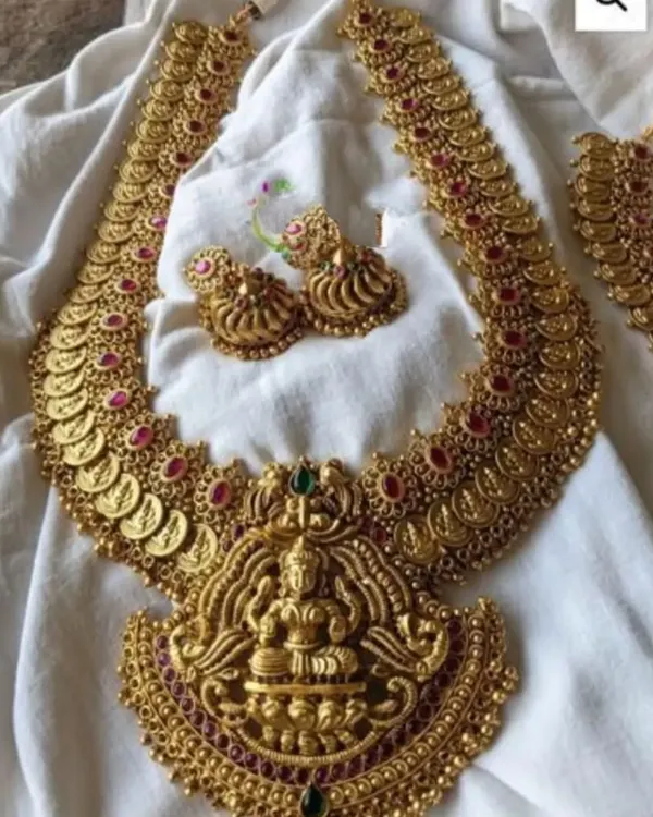 This stunning long haaram features a large goddess Lakshmi pendant and is adorned with coins and kemp stones. It's a perfect statement piece to rent for a wedding or major festival.