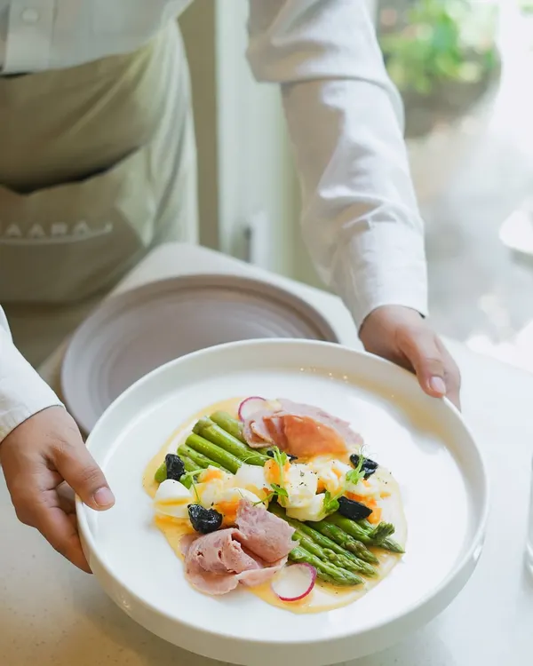 A celebration of local, seasonal produce with this dish of Himalayan asparagus from the Chamba region. It is served in the classic European style with a light hollandaise sauce, crumbled egg, and ham.