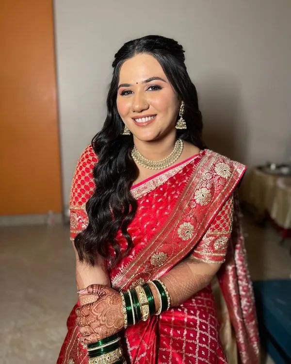 A radiant smile for her engagement day. We went with a soft, luminous look featuring a glowing base, shimmer on the lids, and nude lips for an effortlessly elegant and timeless feel.