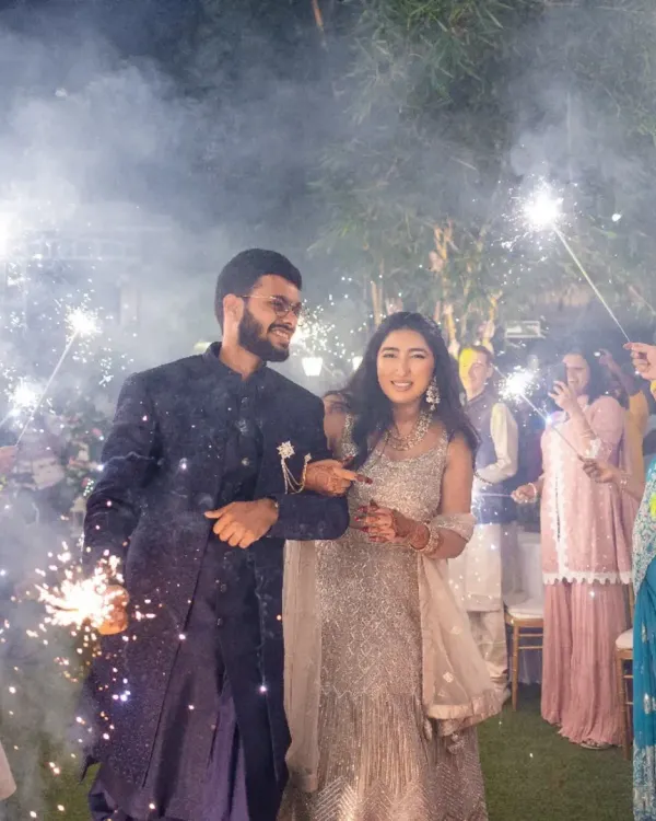 A magical entrance surrounded by the warm glow of sparklers held by loved ones. This classic and beautiful entry creates an intimate and celebratory atmosphere, perfect for welcoming the happy couple.