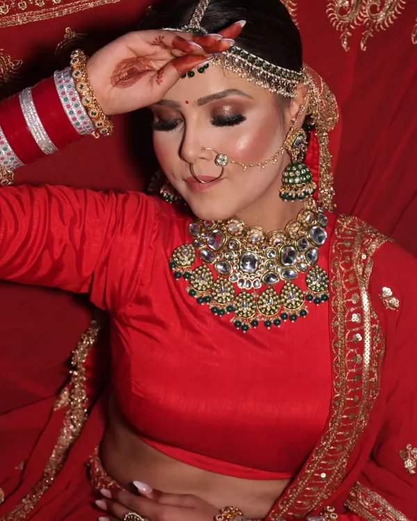 The timeless beauty of a bride. This flawless look is all about radiant skin and elegant details, perfect for a classic wedding day.