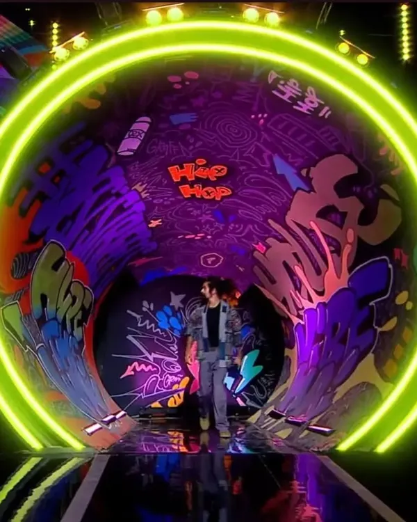Here I am inside one of the two graffiti tunnels I painted for Amazon miniTV's "HIPHOP INDIA". The design wraps around the entire structure, creating a fully immersive experience for anyone walking through.