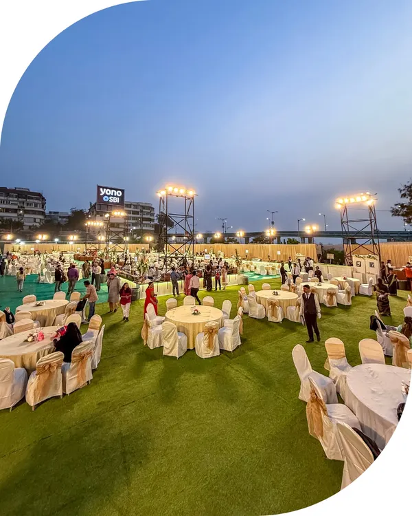 A wide-angle view of our setup for a large outdoor corporate event. We are experts in transforming open spaces into elegant dining areas capable of seating thousands of guests.