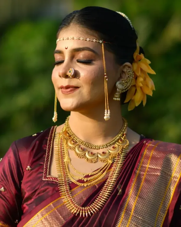 A moment of serene beauty. For this classic Marathi bridal look, I focused on creating soft, luminous skin that glows in the natural light. The eye makeup is a gentle smokey brown to define her beautiful eyes, paired with traditional gold jewellery and a delicate chandrakor bindi, completing the essence of Maharashtrian saundarya.